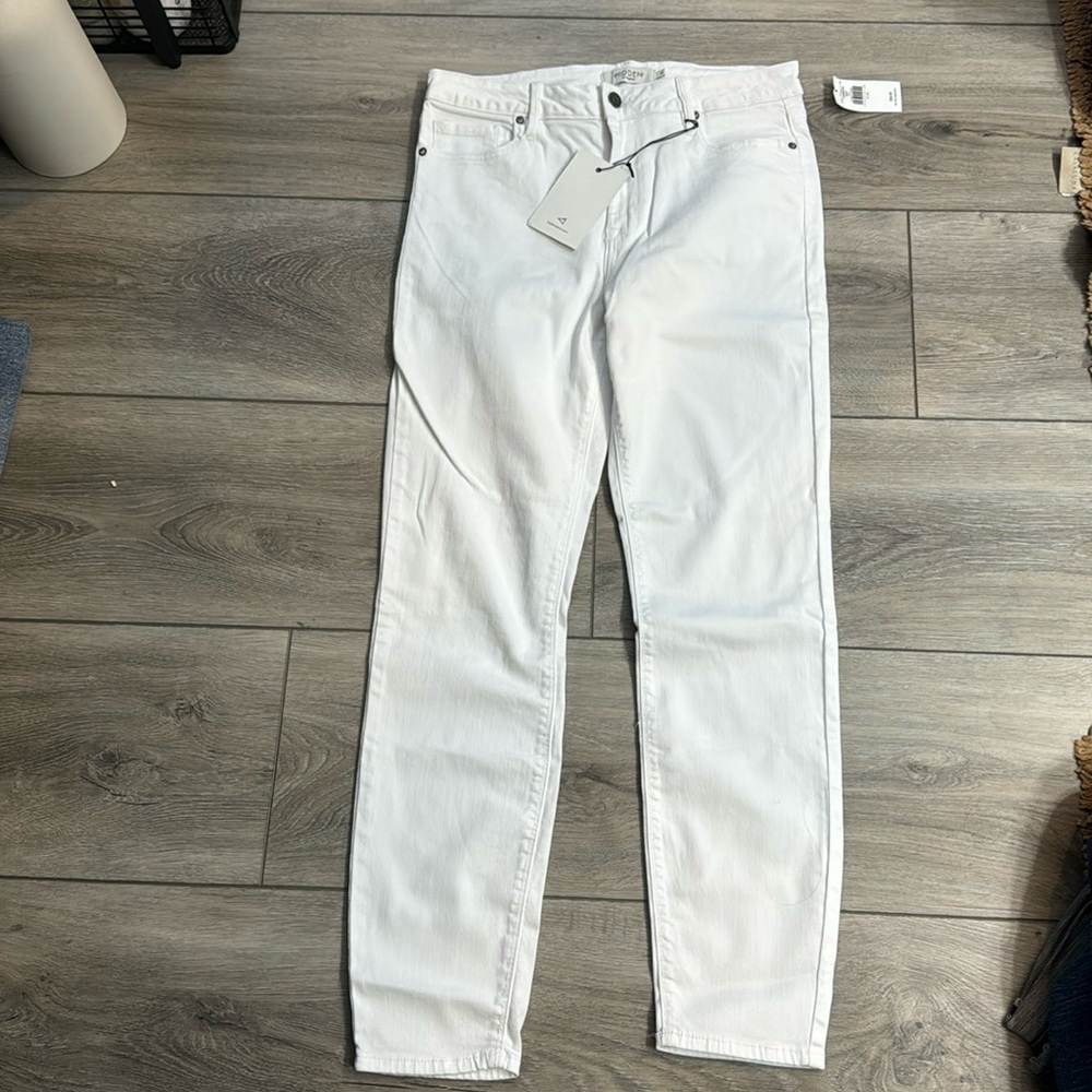 Amelia skinny hidden